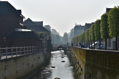 在白天河之间的混凝土建筑
